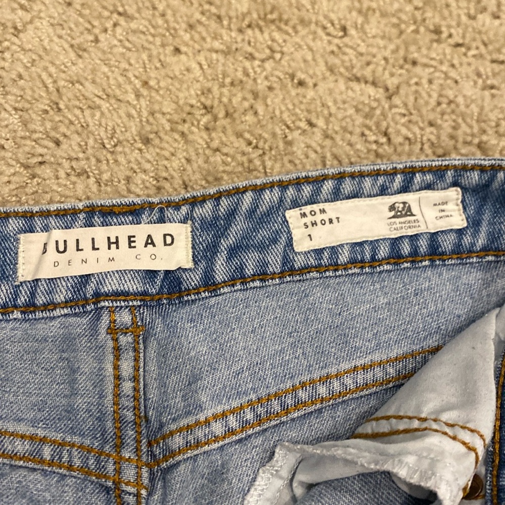 Bullhead Denim Co Mom Jean Short - light denim wash size 1 - Picture 3 of 3